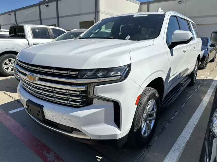 2022 Chevrolet Suburban LT photo 1