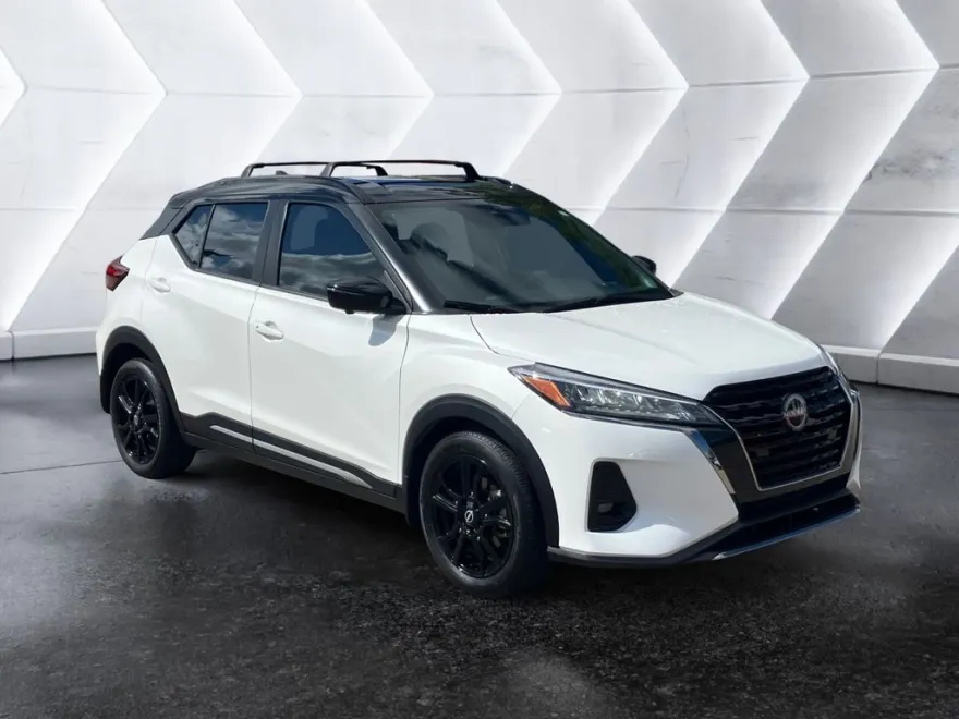 2023 Nissan Kicks SR photo 1