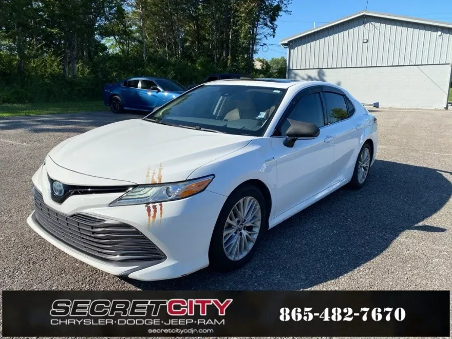2019 Toyota Camry Hybrid XLE photo 1
