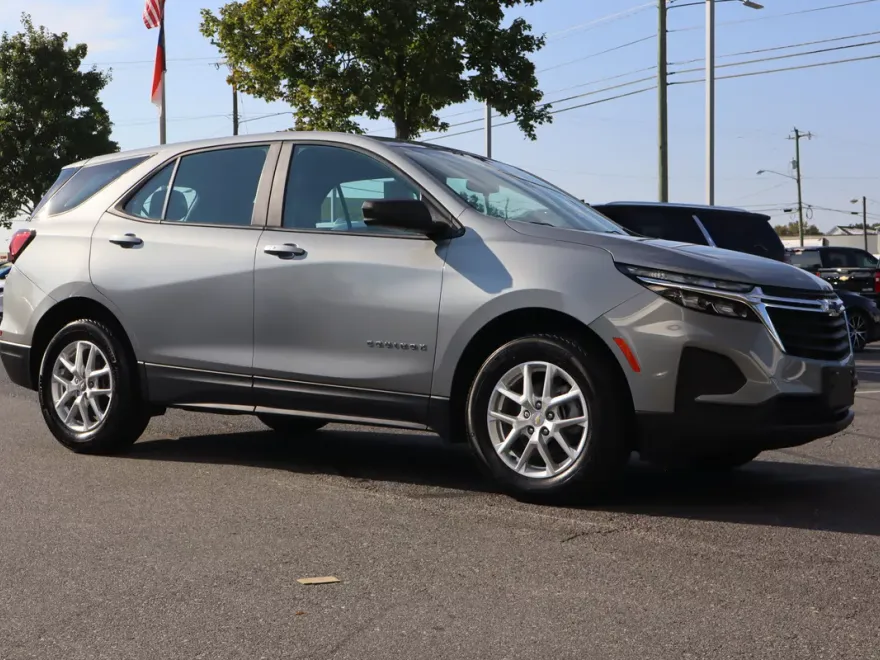 2023 Chevrolet Equinox LS photo 1