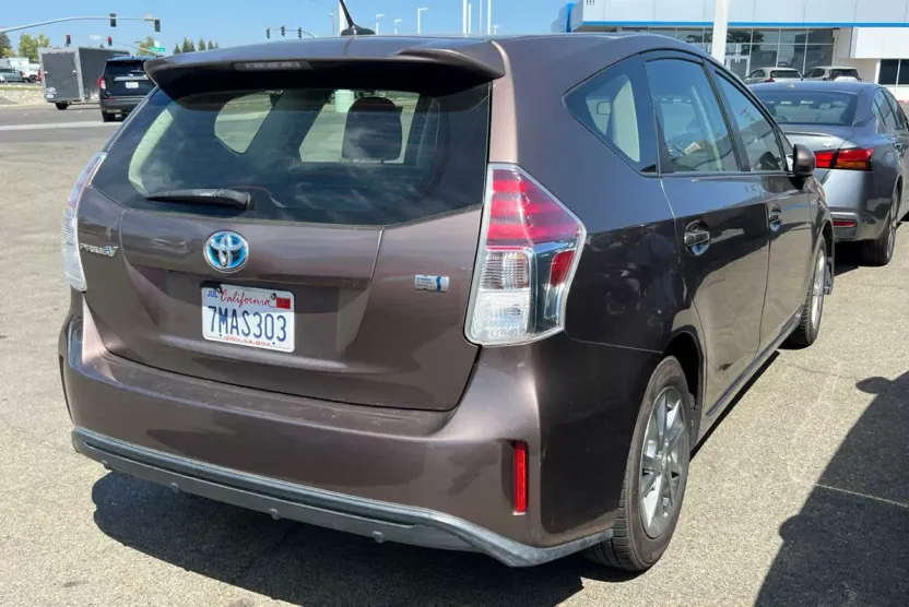 2015 Toyota Prius Three photo 1