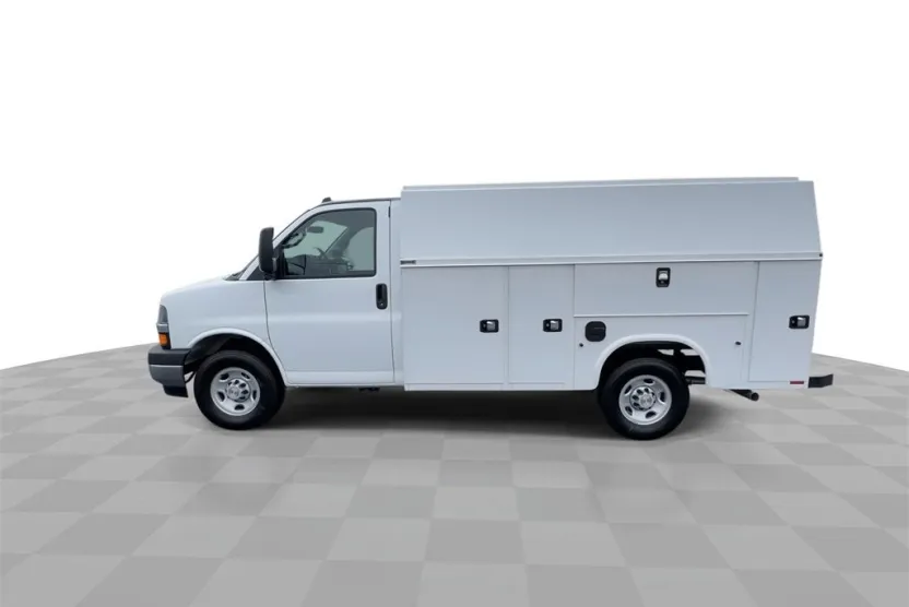 2025 Chevrolet Express Cutaway 3500 photo 1