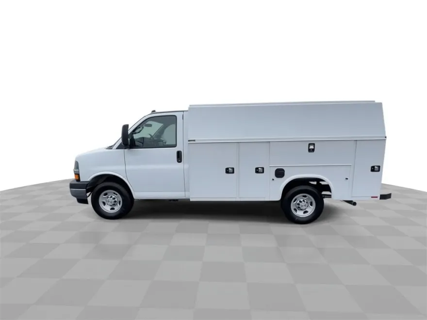 2025 Chevrolet Express Cutaway 3500 photo 1