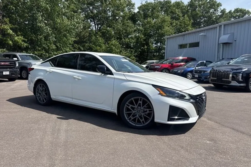 2024 Nissan Altima SR photo 1