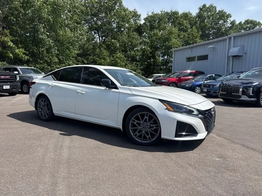 2024 Nissan Altima SR photo 1