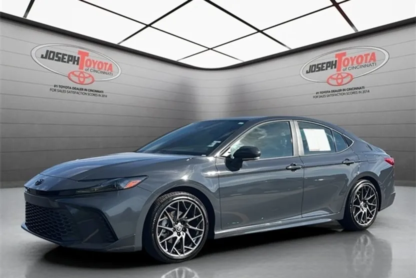 2025 Toyota Camry SE photo 1