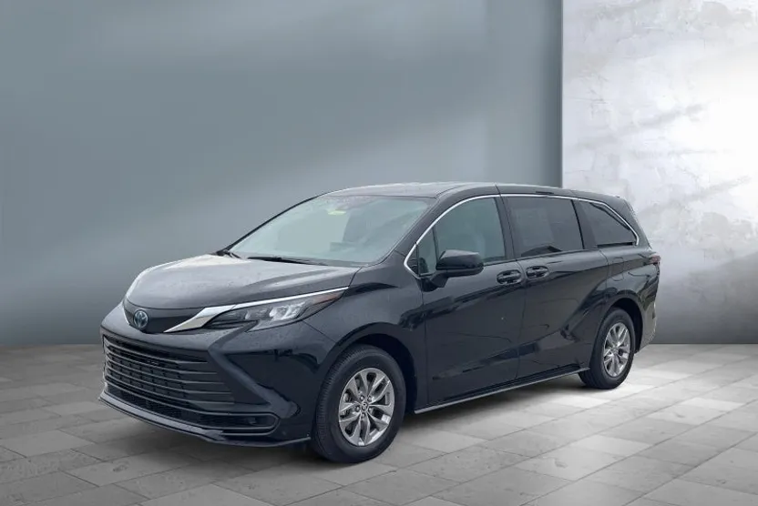2025 Toyota Sienna LE photo 1