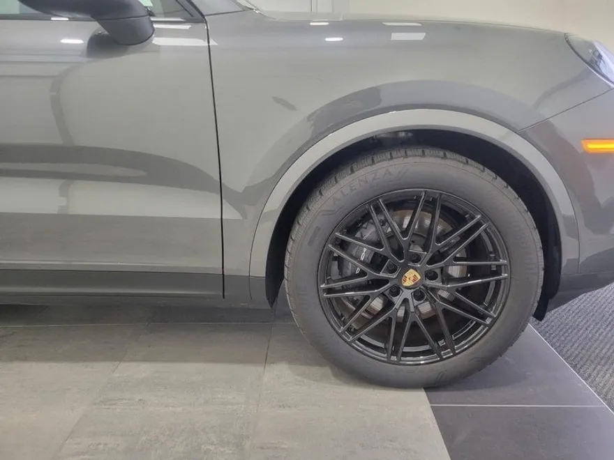 2024 Porsche Cayenne Base photo 12