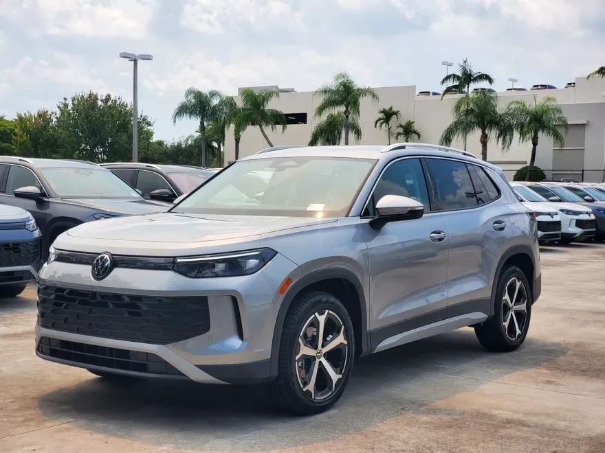 2025 Volkswagen Tiguan SE photo 1