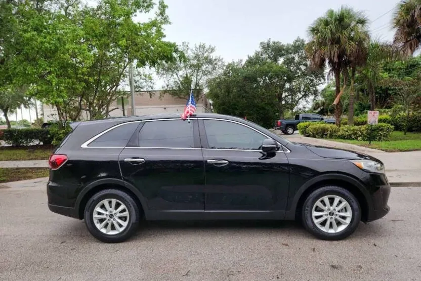 2019 Kia Sorento LX photo 1