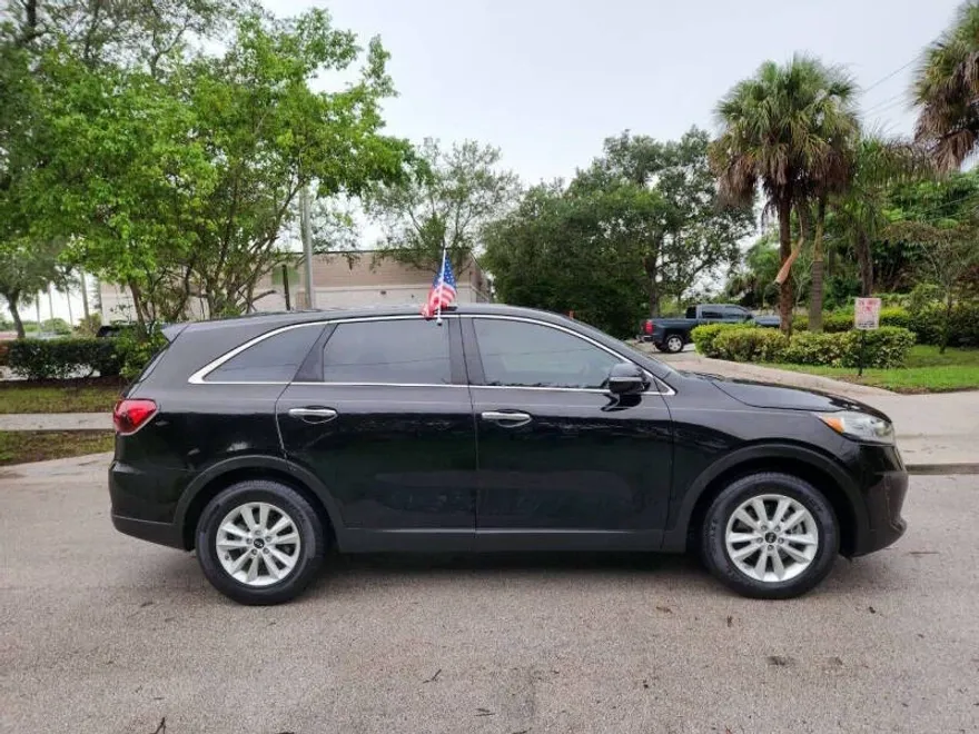 2019 Kia Sorento LX photo 1