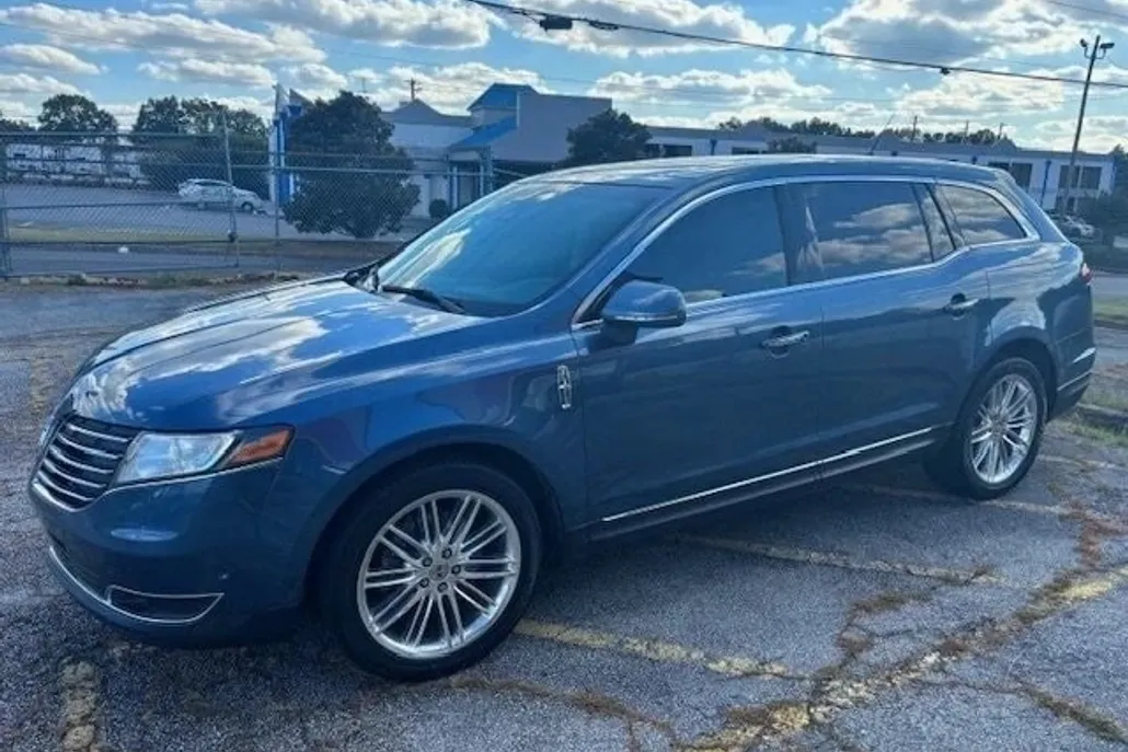 2018 Lincoln MKT Reserve photo 1