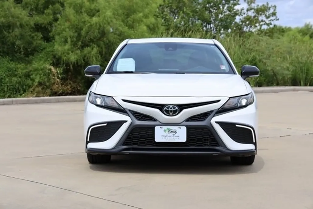 2022 Toyota Camry SE photo 1
