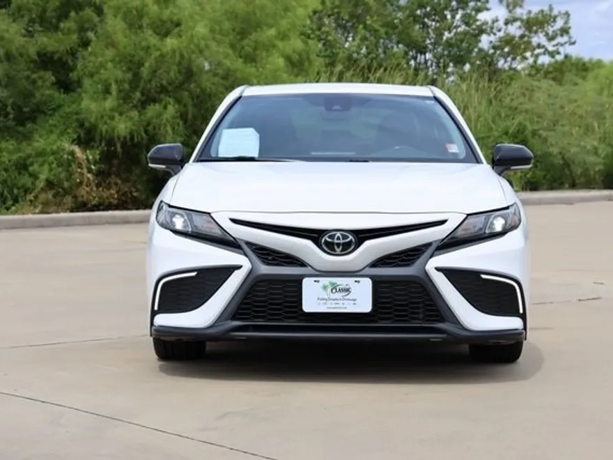 2022 Toyota Camry SE photo 1