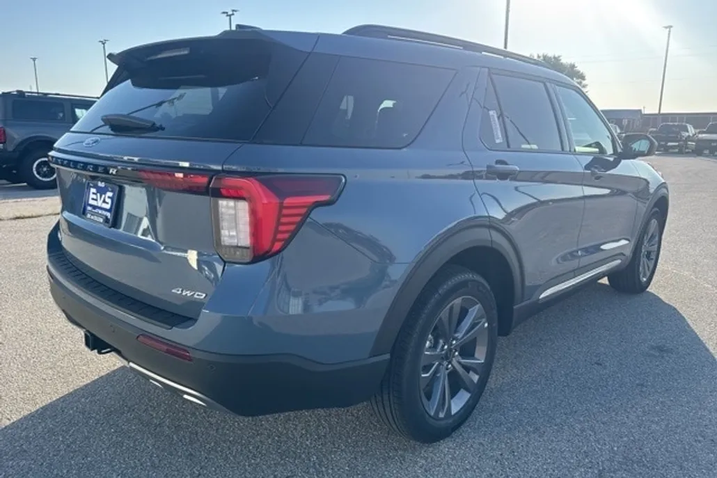 2025 Ford Explorer photo 1