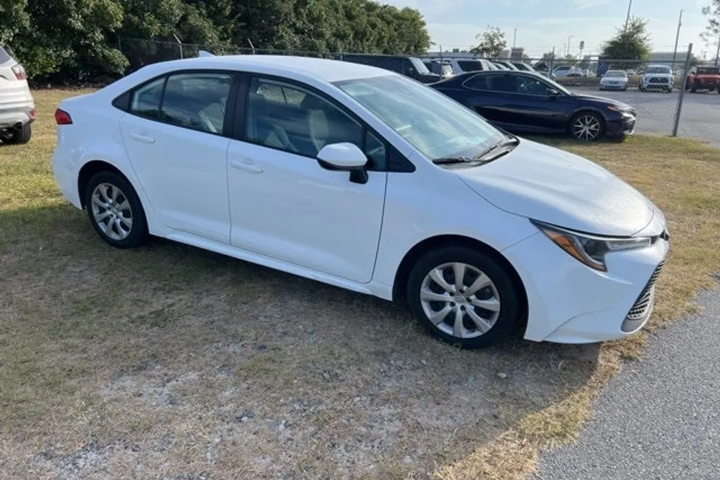 2022 Toyota Corolla LE photo 1