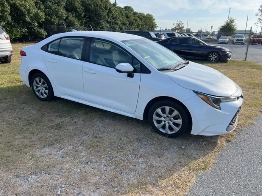2022 Toyota Corolla LE photo 1