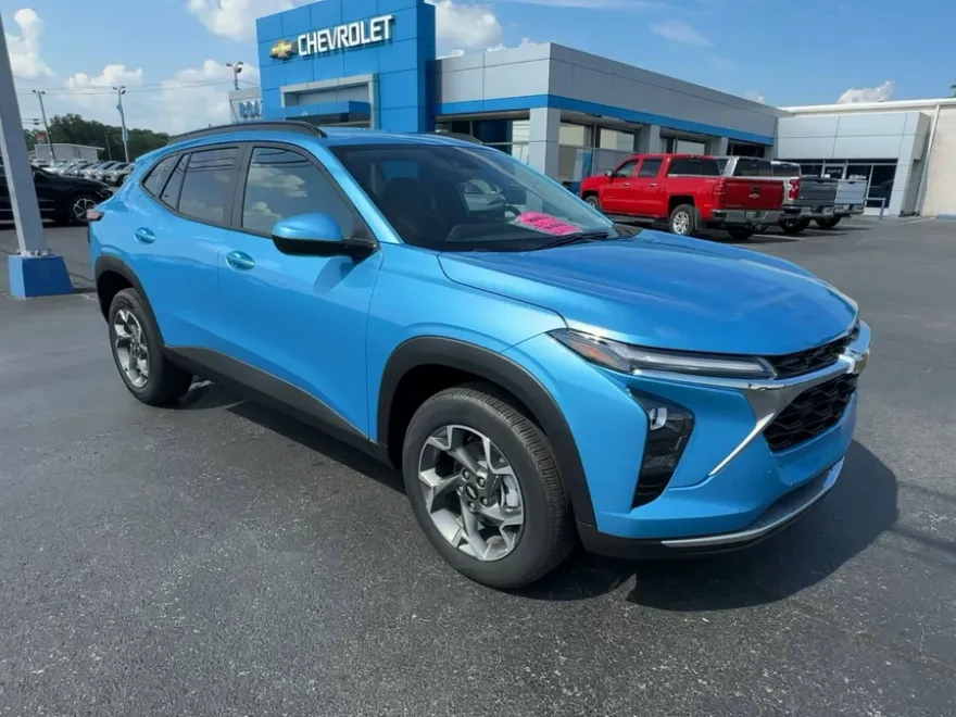 2025 Chevrolet Trax LT photo 1