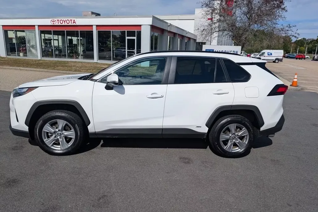 2022 Toyota RAV4 Hybrid XLE photo 1