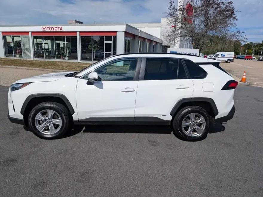 2022 Toyota RAV4 Hybrid XLE photo 1