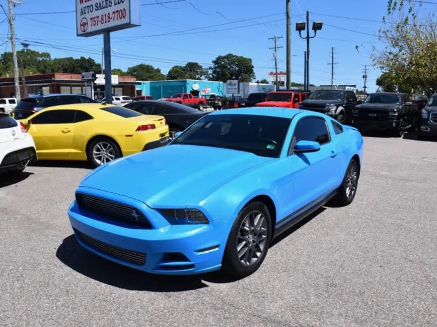 2013 Ford Mustang V6 Premium photo 1
