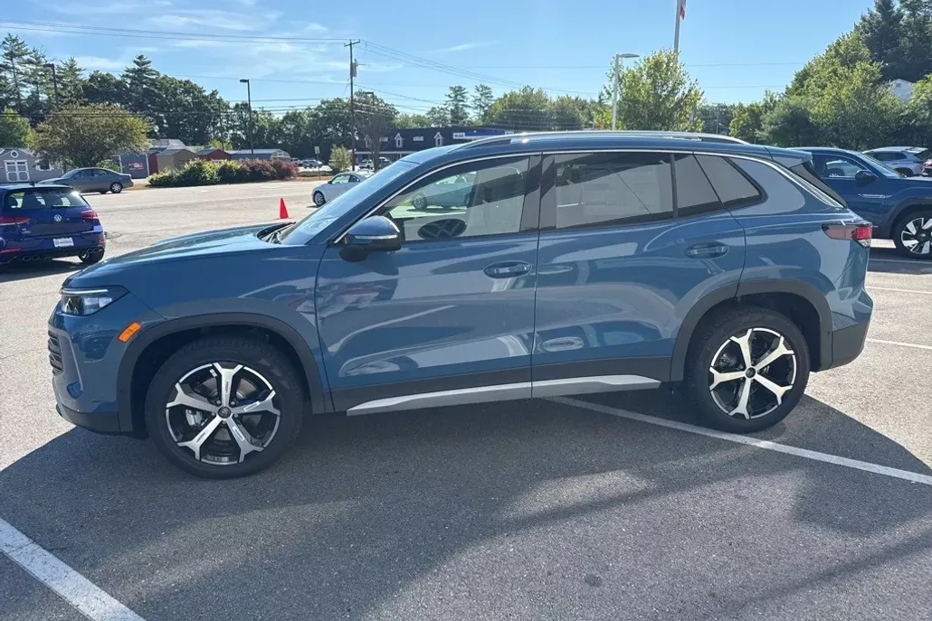 2025 Volkswagen Tiguan SE photo 1