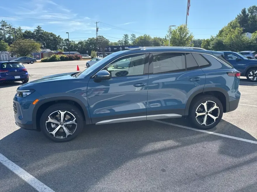 2025 Volkswagen Tiguan SE photo 1