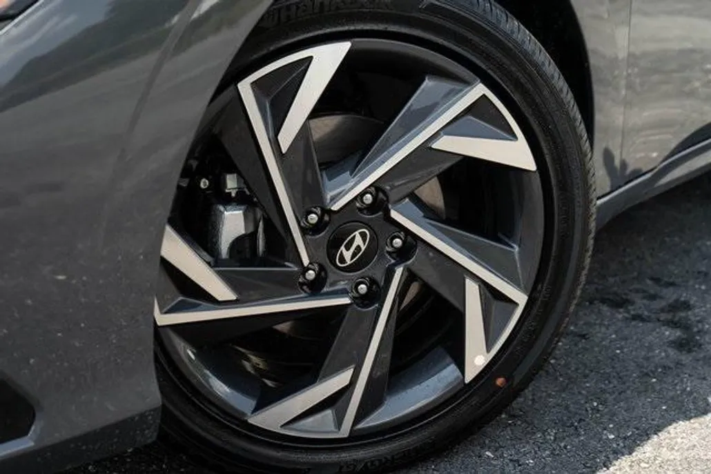 2025 Hyundai Elantra Limited photo 1
