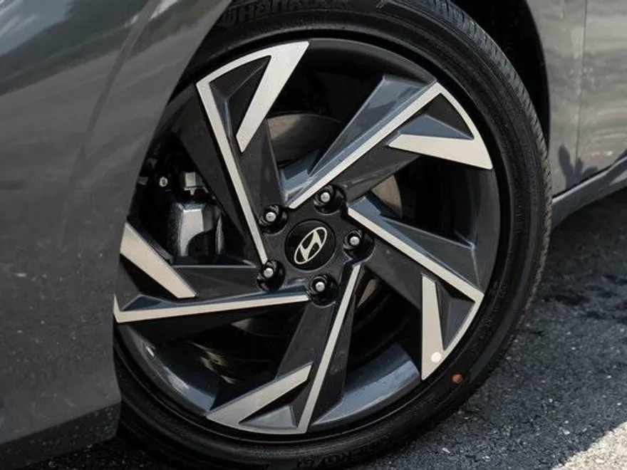2025 Hyundai Elantra Limited photo 1