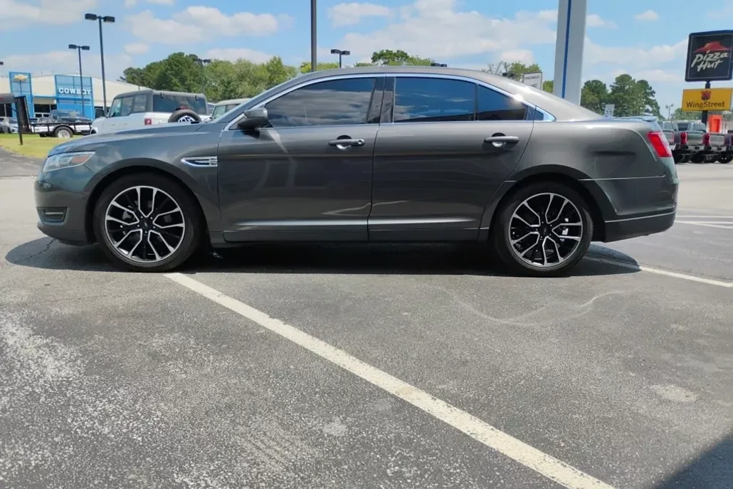 2019 Ford Taurus SEL photo 1