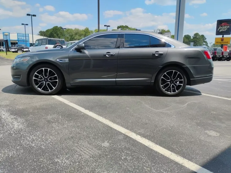 2019 Ford Taurus SEL photo 1