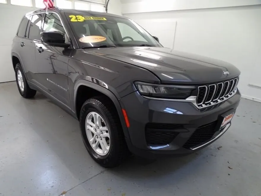 2023 Jeep Grand Cherokee Laredo photo 1