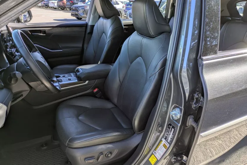 2021 Toyota Highlander Hybrid Limited photo 1