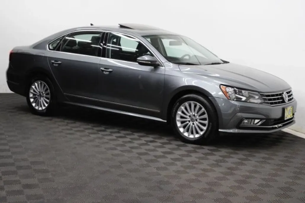 2017 Volkswagen Passat SE photo 1