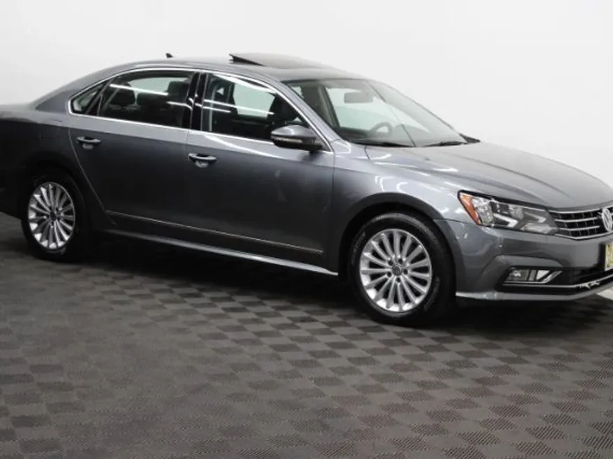 2017 Volkswagen Passat SE photo 1