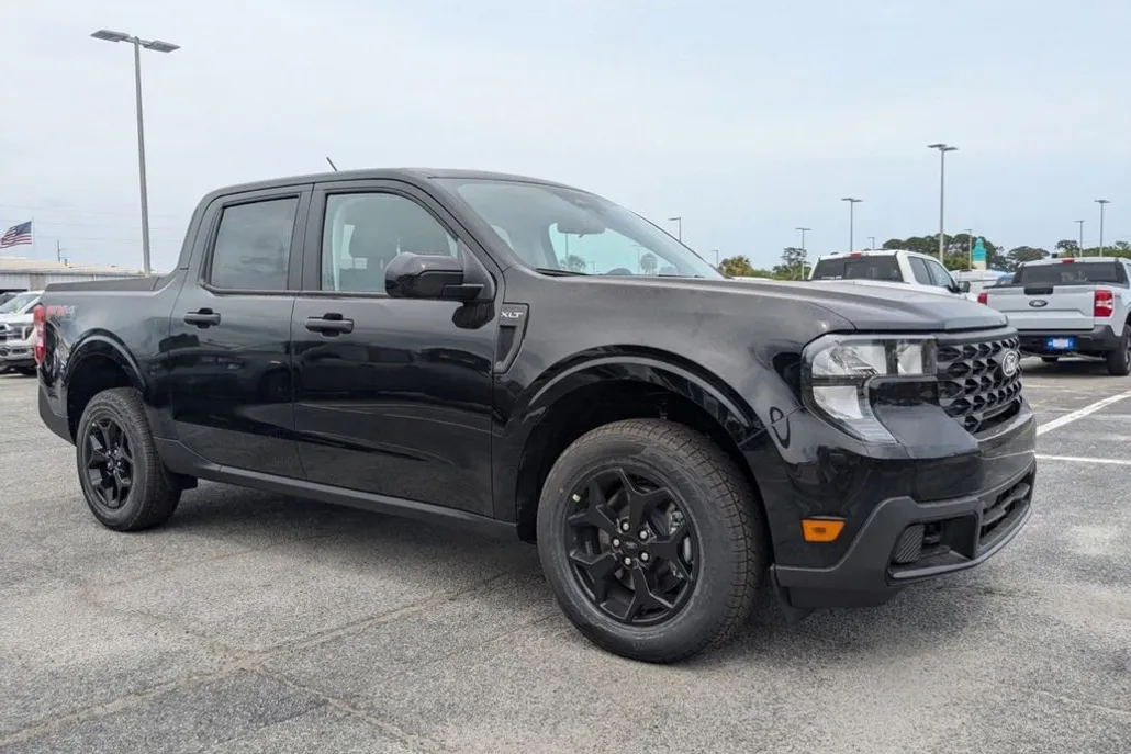 2025 Ford Maverick XLT photo 1