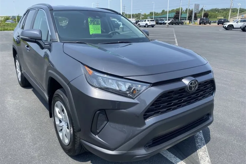 2021 Toyota RAV4 LE photo 1