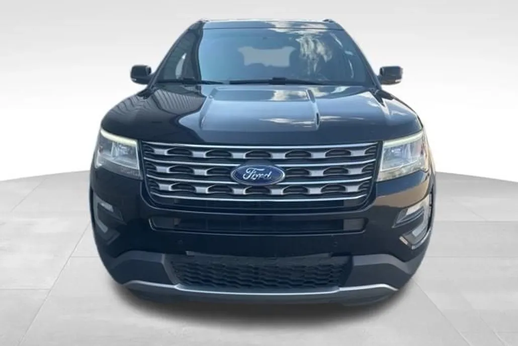 2017 Ford Explorer XLT photo 1