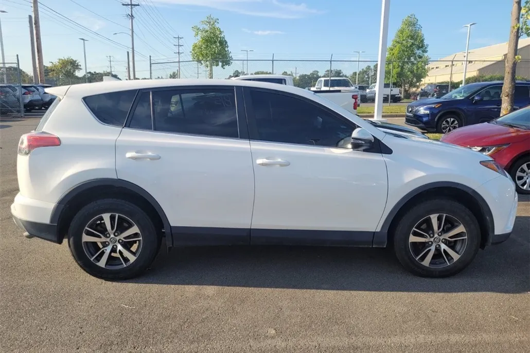 2018 Toyota RAV4 XLE photo 1
