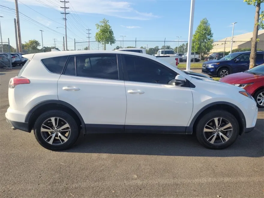 2018 Toyota RAV4 XLE photo 1