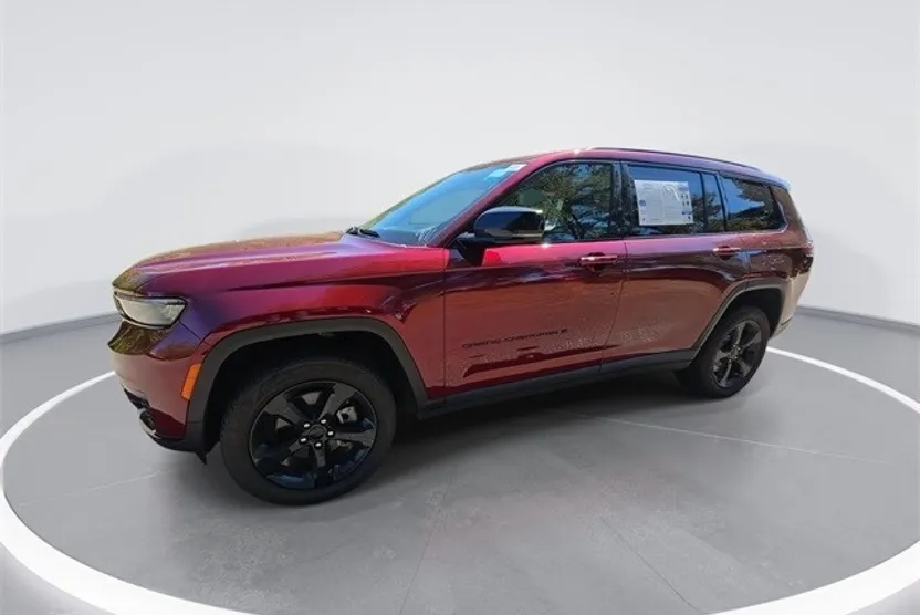 2023 Jeep Grand Cherokee Laredo Altitude photo 1