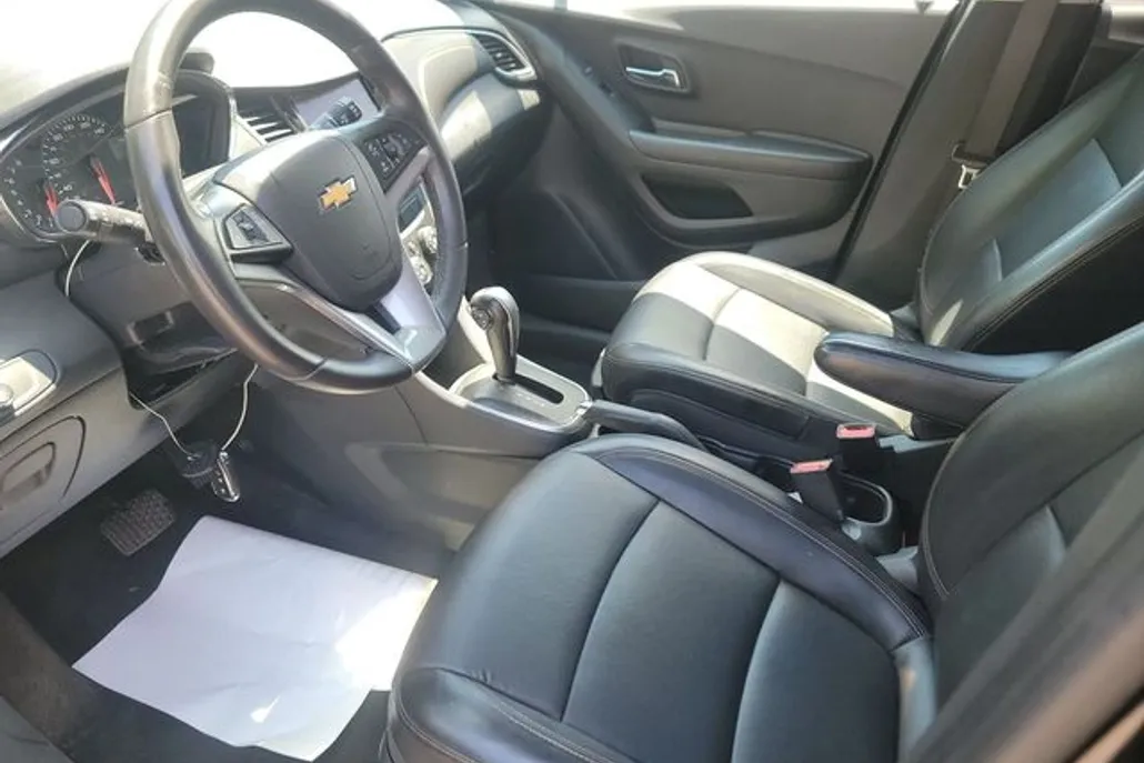 2022 Chevrolet Trax LT photo 1