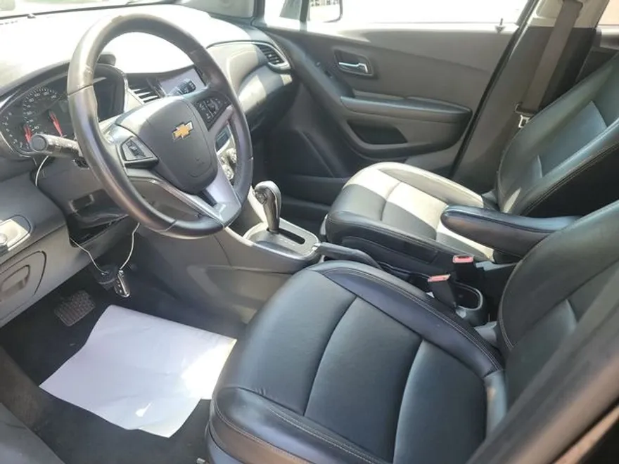 2022 Chevrolet Trax LT photo 1