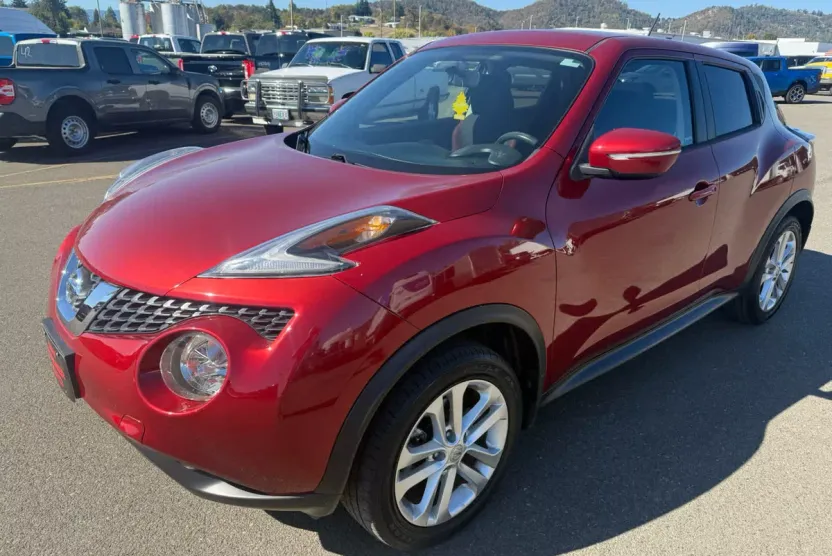 2015 Nissan Juke SV photo 1