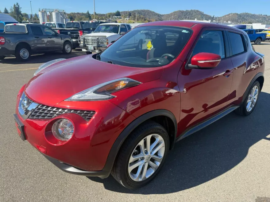2015 Nissan Juke SV photo 1