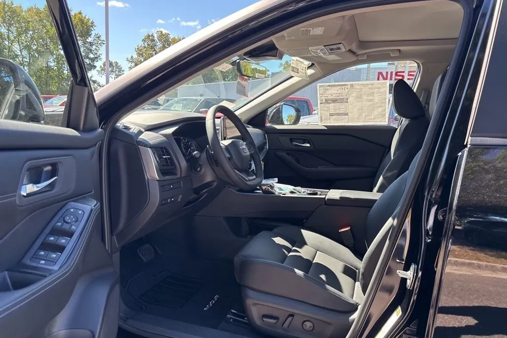 2026 Nissan Rogue SV photo 1