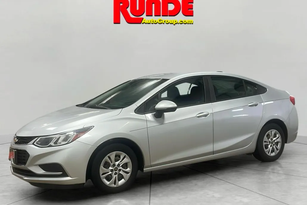 2017 Chevrolet Cruze LS photo 1