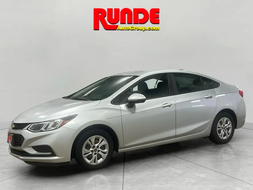 2017 Chevrolet Cruze LS photo 1