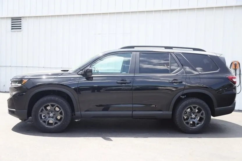 2025 Honda Pilot TrailSport photo 1
