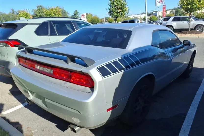 2010 Dodge Challenger SE photo 1